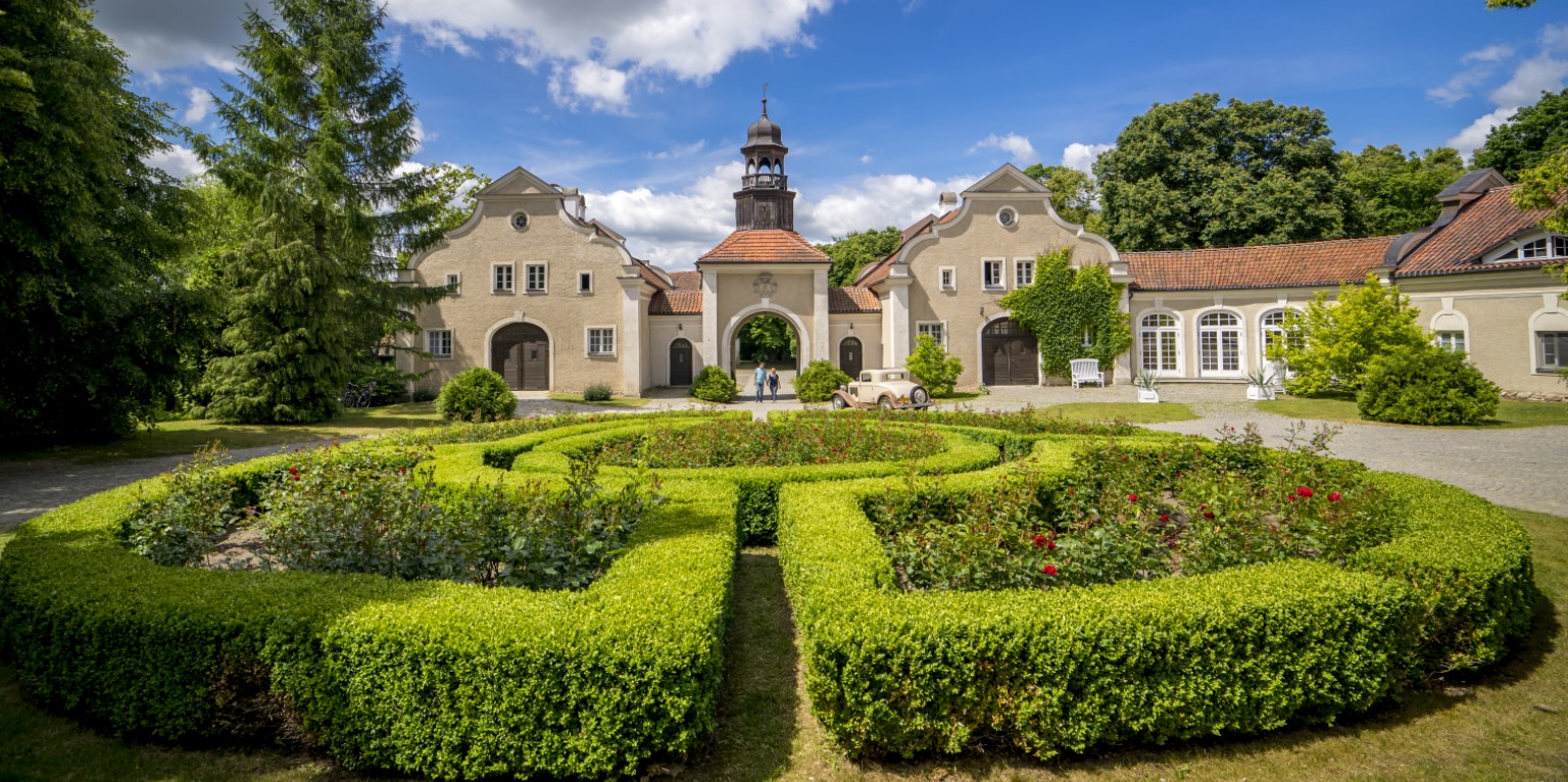 palác zámek hotel restaurace ubytování apartmány pokoje v Polsku Mazury
