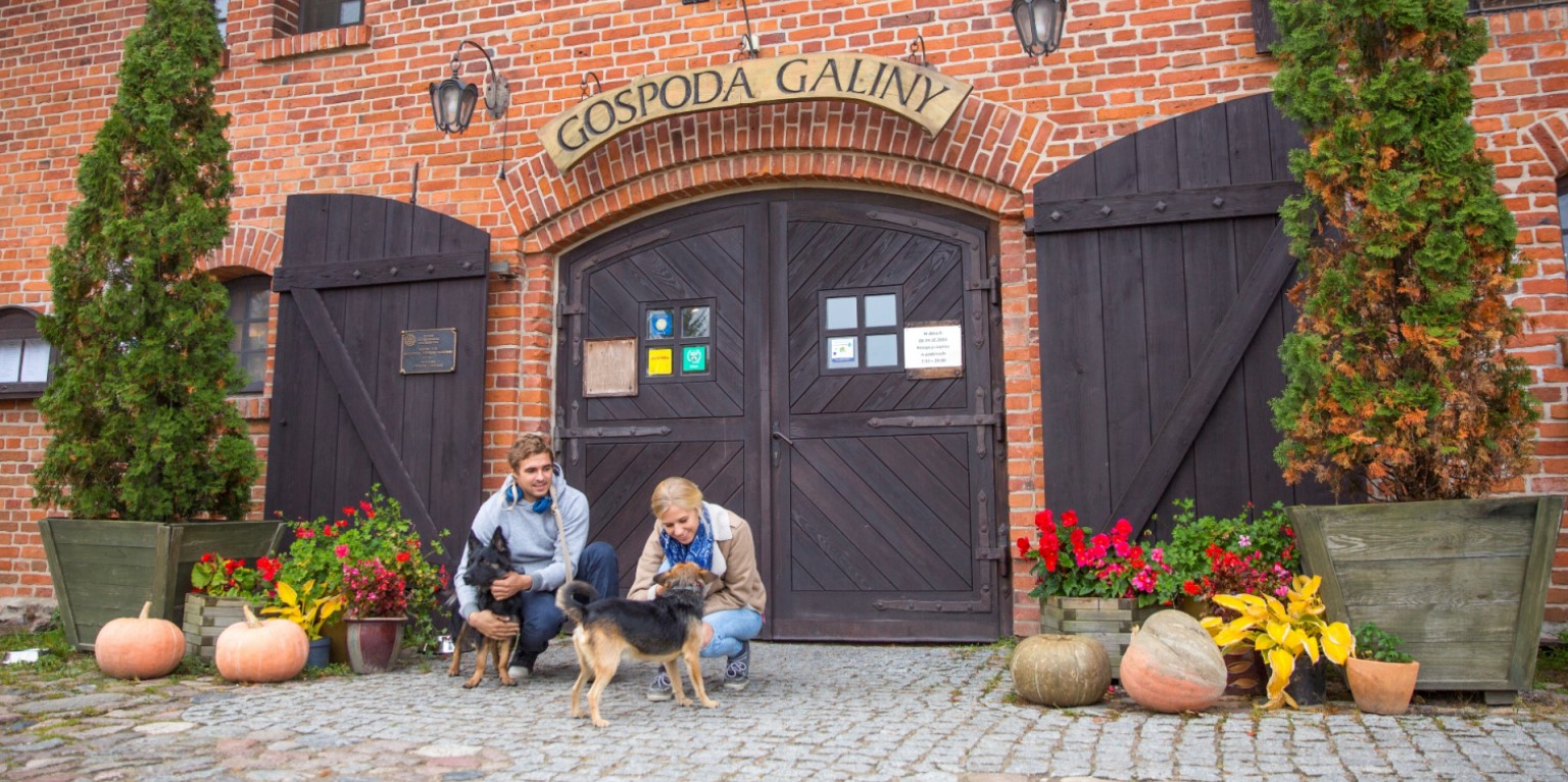 palác zámek hotel restaurace ubytování apartmány pokoje v Polsku Mazury