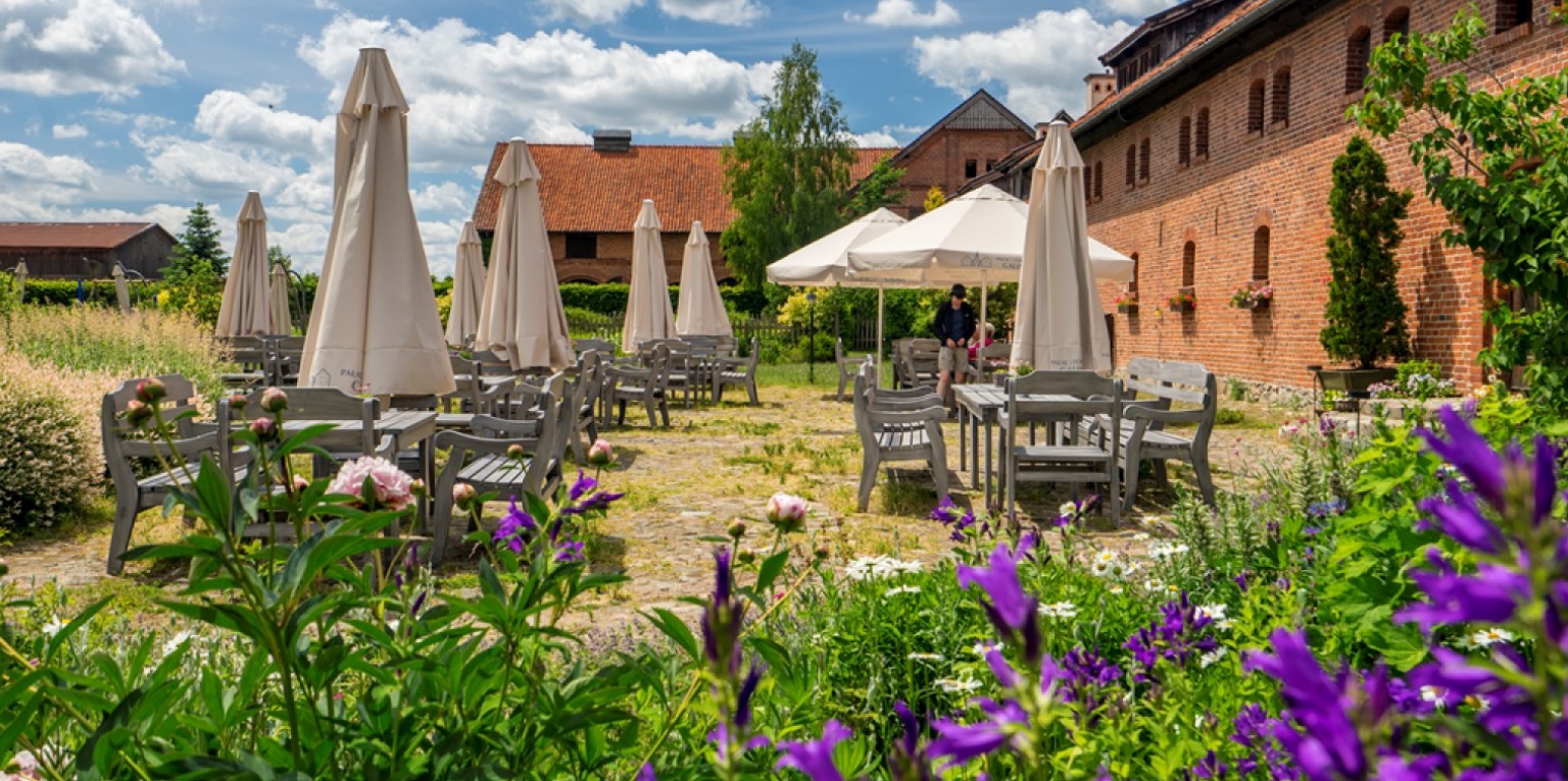 palác zámek hotel restaurace ubytování apartmány pokoje v Polsku Mazury