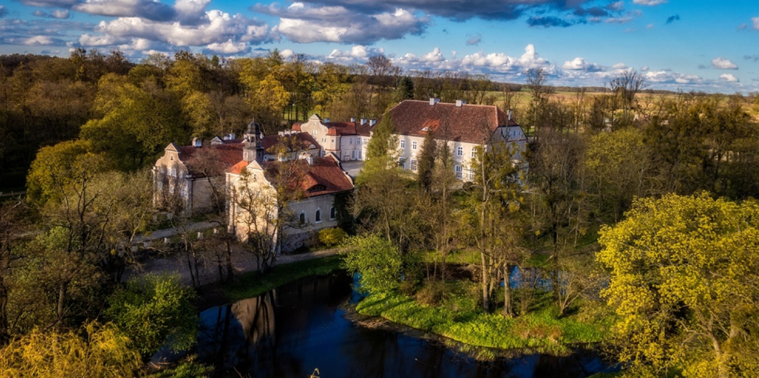 palác zámek hotel restaurace ubytování apartmány pokoje v Polsku Mazury