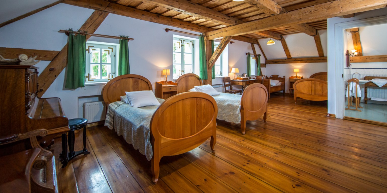 palác zámek hotel restaurace ubytování apartmány pokoje v Polsku Mazury