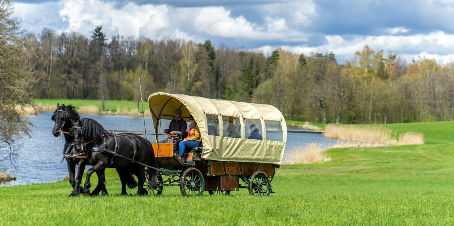 palác zámek hotel restaurace ubytování apartmány pokoje v Polsku Mazury